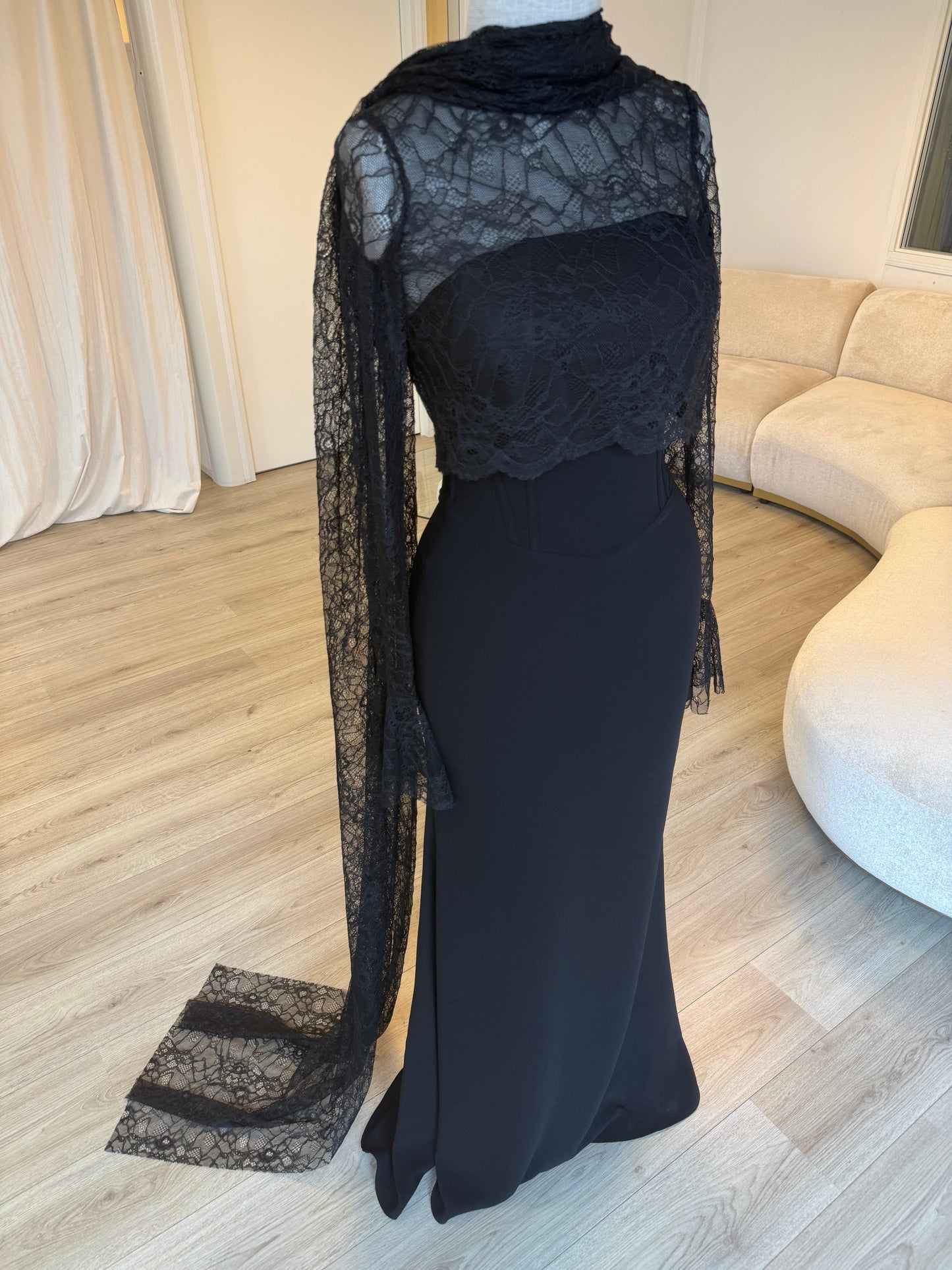 The Amera dress black