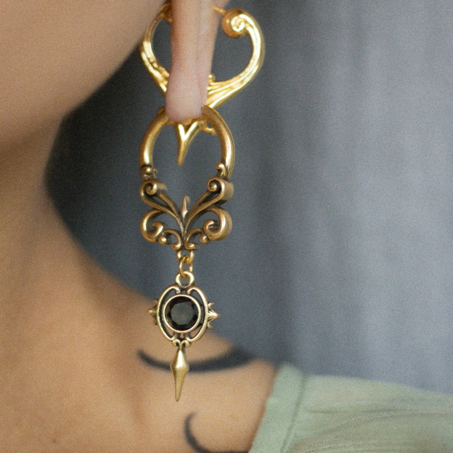 GOTHIC CREST EARRINGS