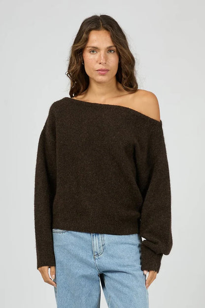 SILENT THEORY - OFF SHOULDER KNIT JUMPER - Chocolate
