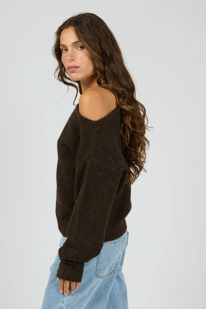 SILENT THEORY - OFF SHOULDER KNIT JUMPER - Chocolate